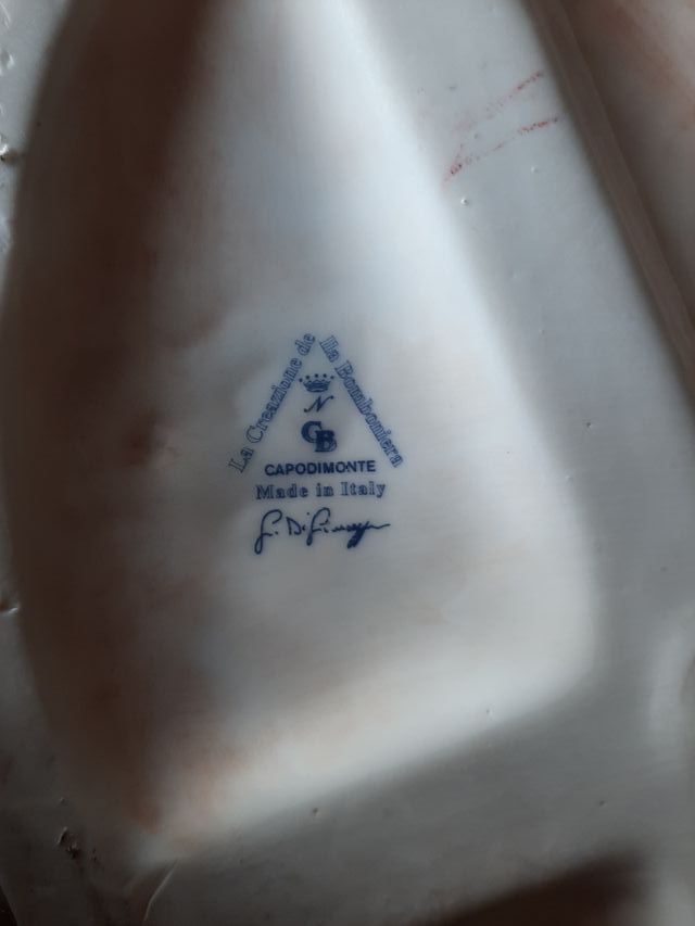 Piatto in porcellana di Capodimonte.