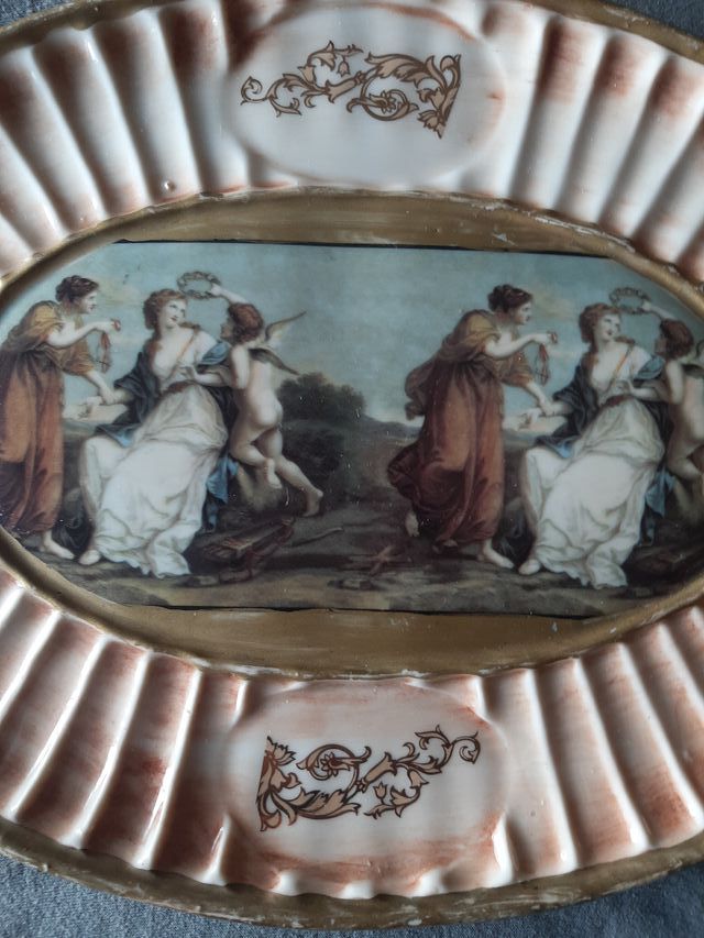 Piatto in porcellana di Capodimonte.