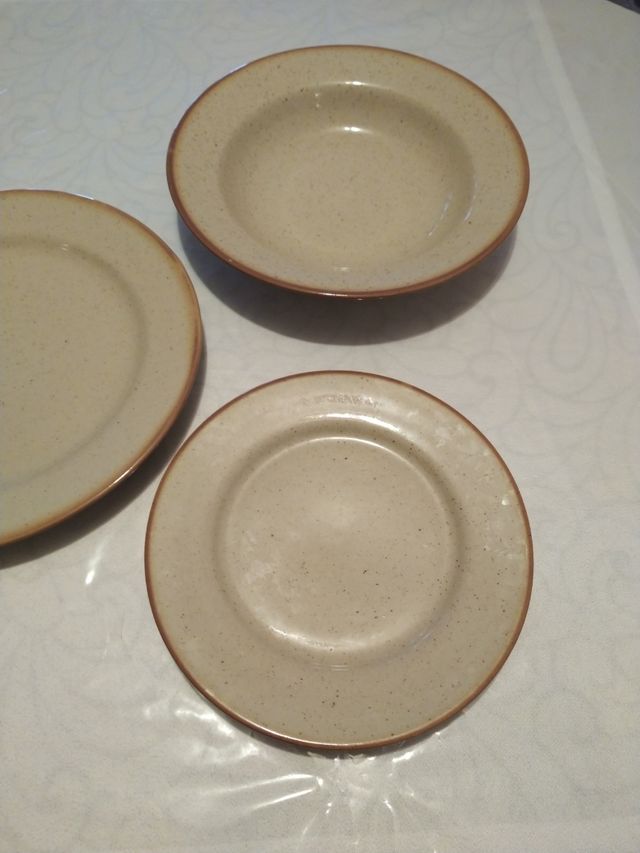 Vajilla color marrón