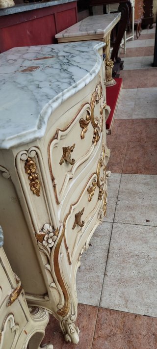 Cómoda antigua estilo rococo