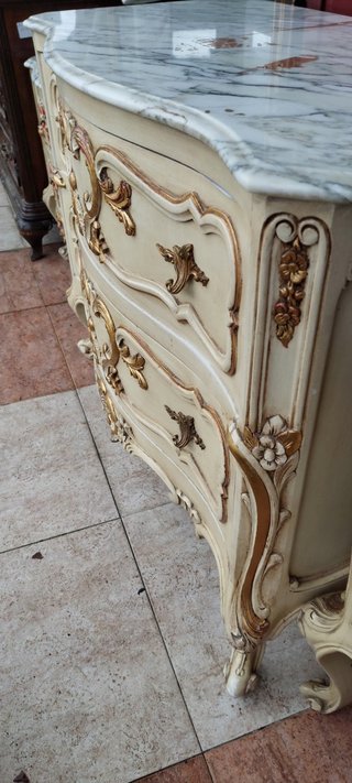 Cómoda antigua estilo rococo