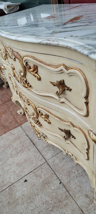 Cómoda antigua estilo rococo