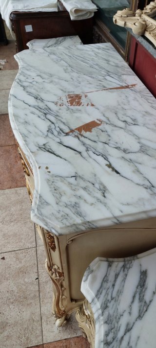 Cómoda antigua estilo rococo