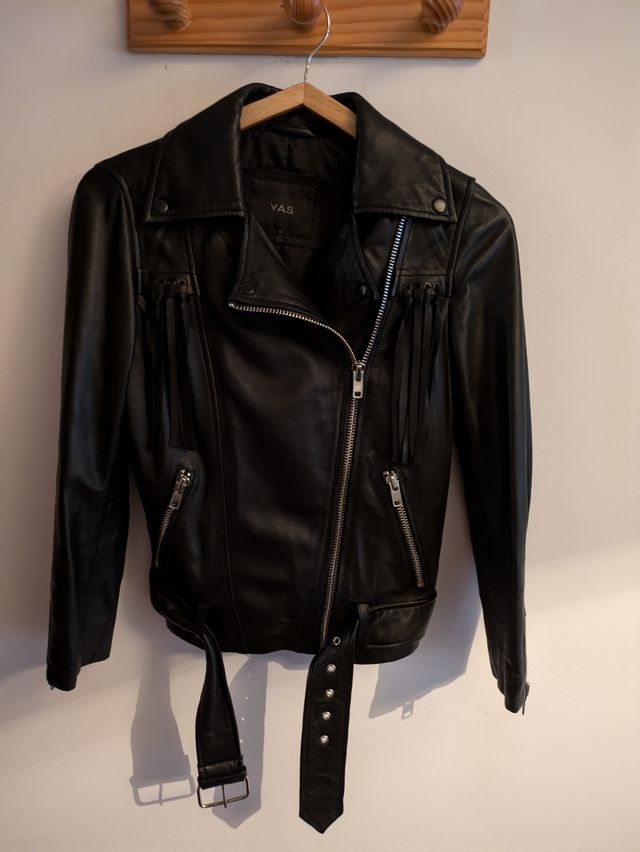 Cazadora de cuero con flecos