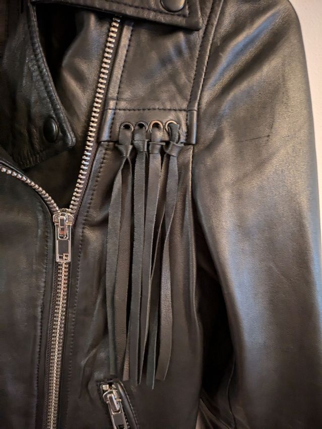 Cazadora de cuero con flecos