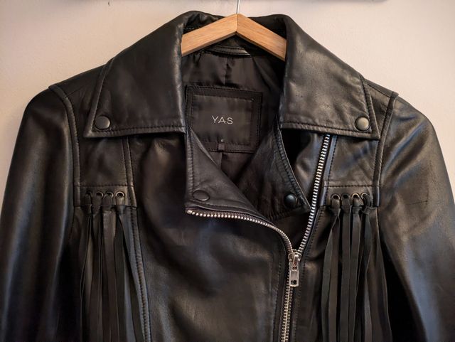 Cazadora de cuero con flecos