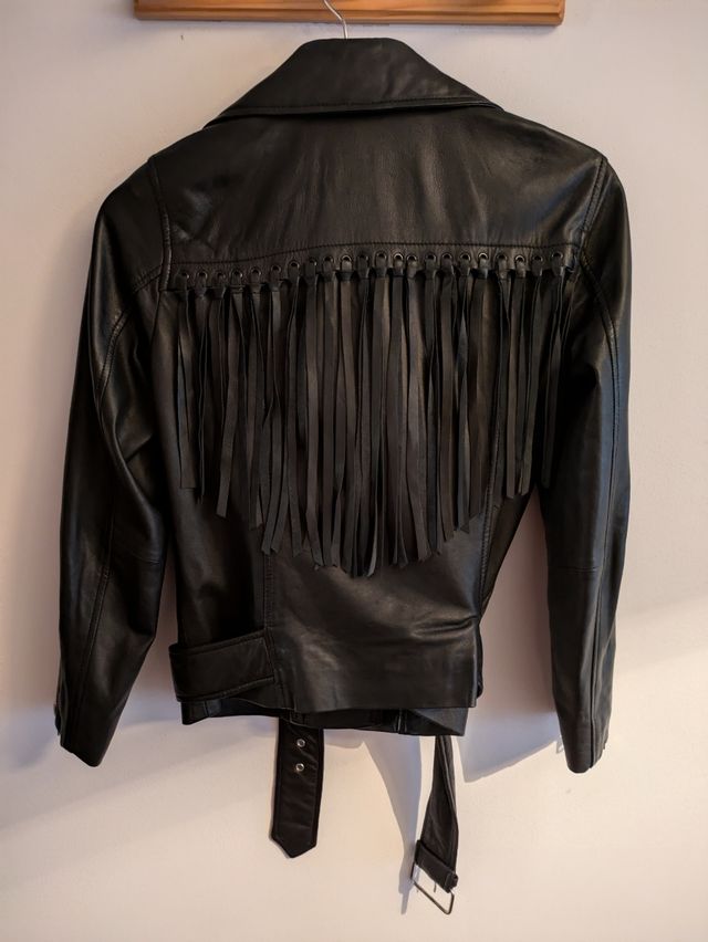 Cazadora de cuero con flecos