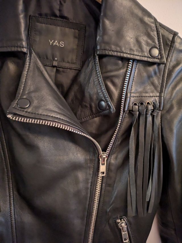 Cazadora de cuero con flecos