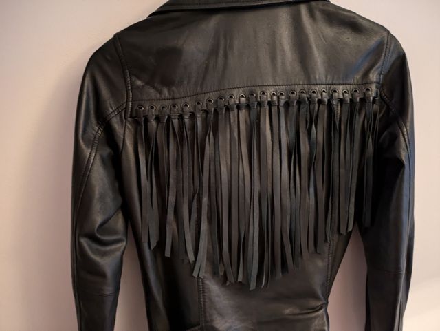 Cazadora de cuero con flecos