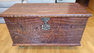 Baule in legno intagliato con motivi giapponesi