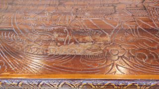 Baule in legno intagliato con motivi giapponesi