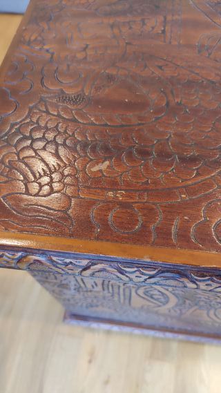 Baule in legno intagliato con motivi giapponesi