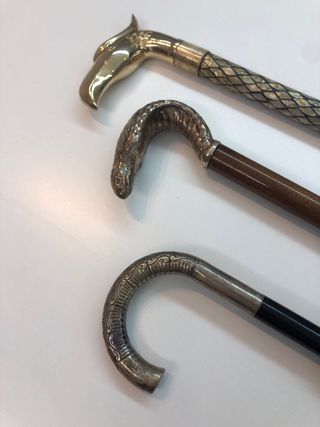 Bastoni e ombrelli con impugnatura in metallo