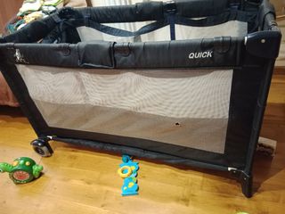 Cuna de viaje con alzador