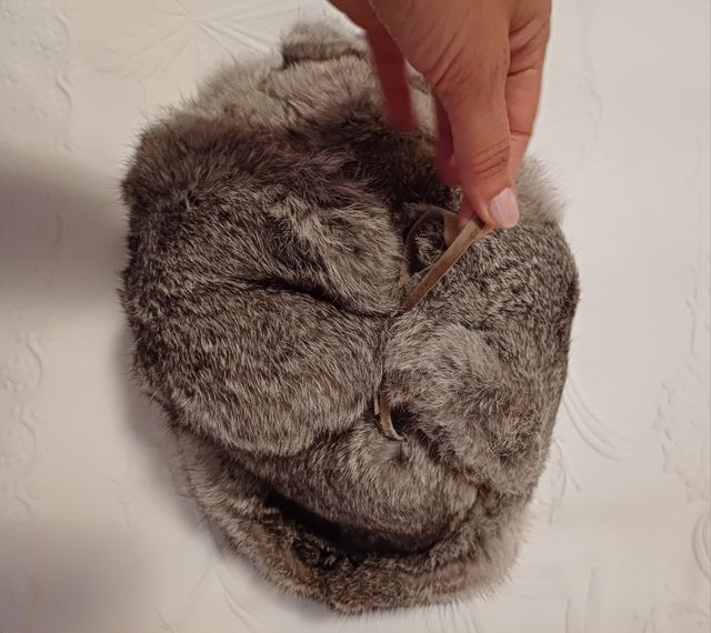 Gorra con orejas de pelo de conejo