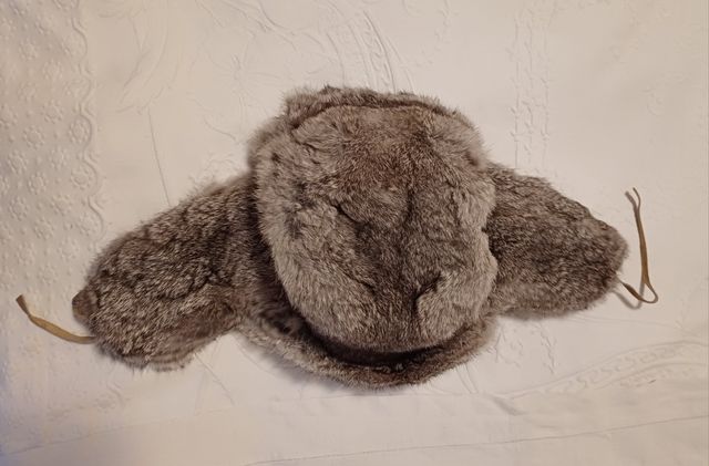 Gorra con orejas de pelo de conejo