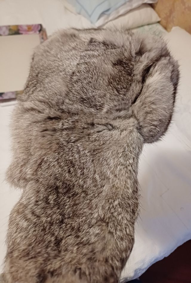 Gorra con orejas de pelo de conejo