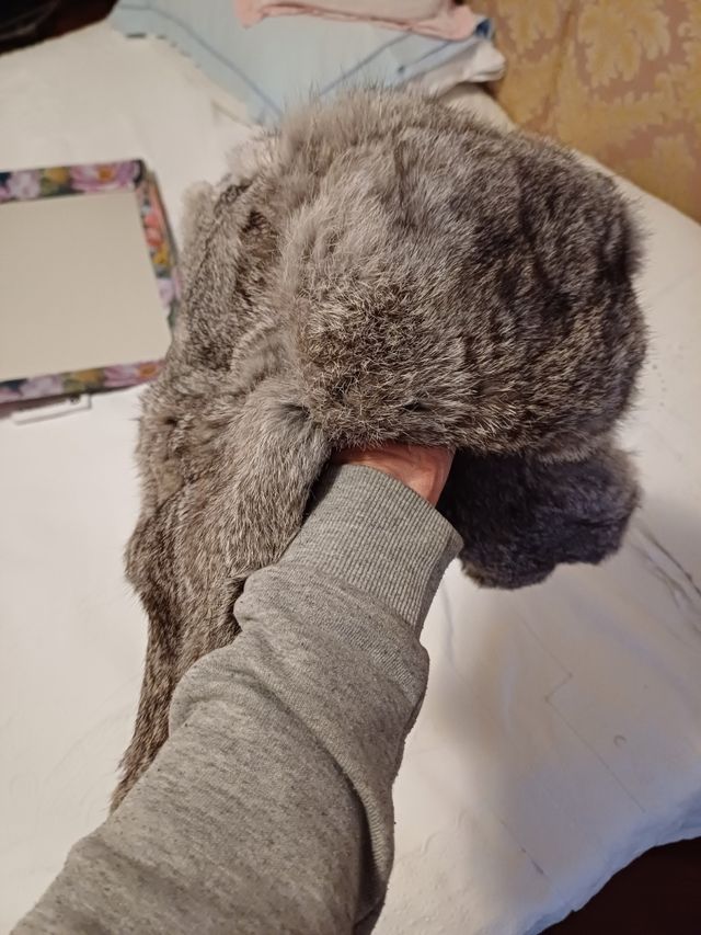 Gorra con orejas de pelo de conejo