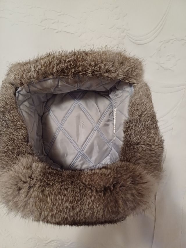 Gorra con orejas de pelo de conejo