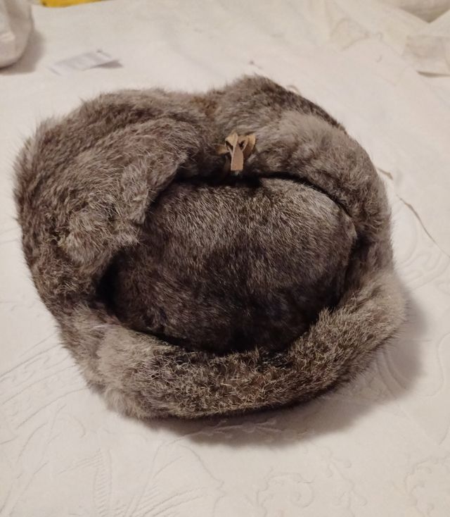 Gorra con orejas de pelo de conejo