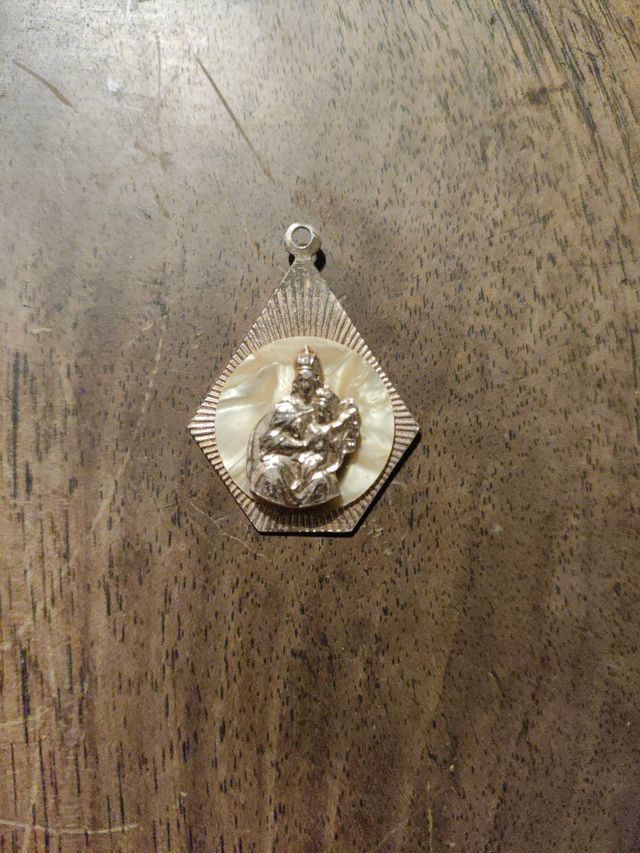 Medalla de virgen nácar 