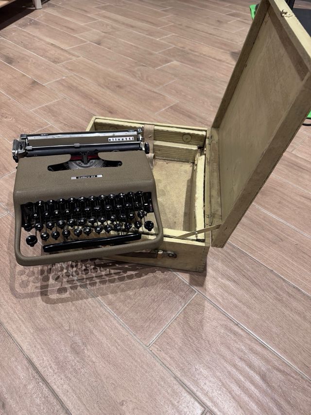 Olivetti Lettera 22 Goffrata