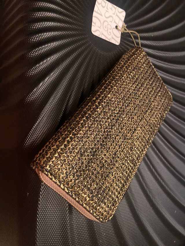 Cartera de mano dorada
