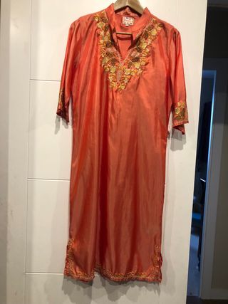 Vestido fiesta , naranja ,bordado flamenco