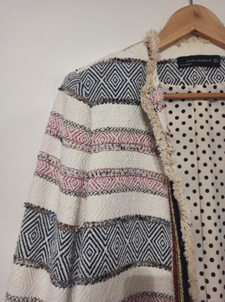 Abrigo de ZARA con motivos étnicos