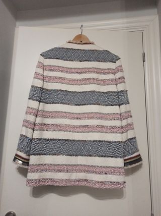 Abrigo de ZARA con motivos étnicos