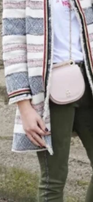 Abrigo de ZARA con motivos étnicos