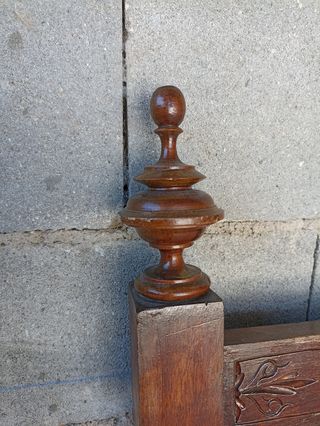 Cabecero de nogal antiguo