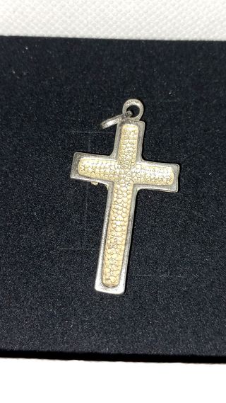 Cruz de plata con clavos 