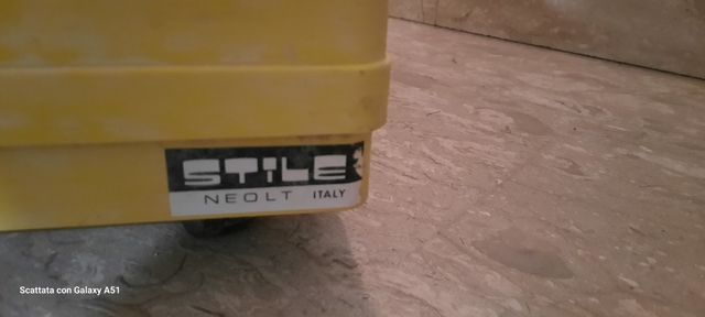 Mobile carrello vintage in plastica