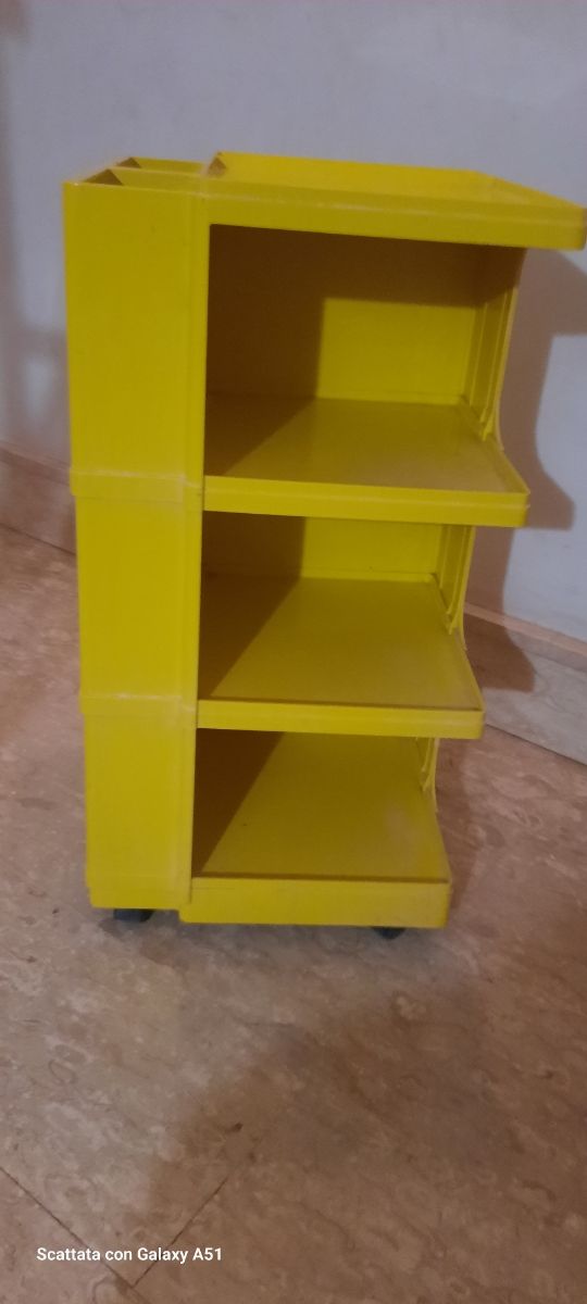 Mobile carrello vintage in plastica