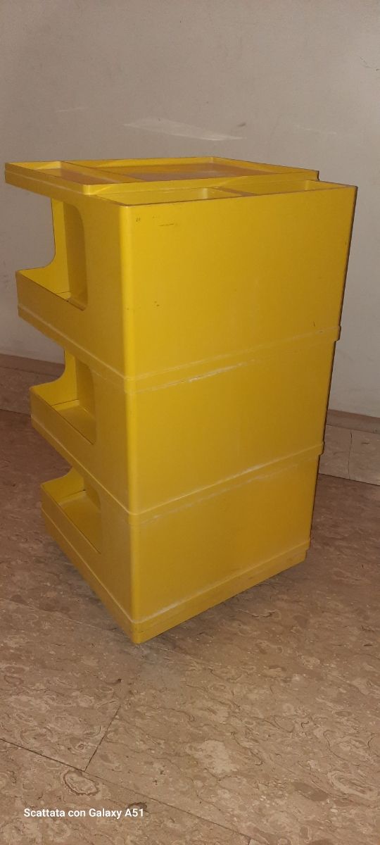Mobile carrello vintage in plastica