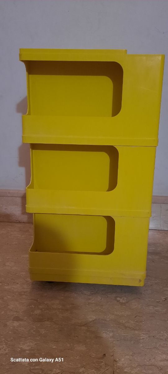 Mobile carrello vintage in plastica
