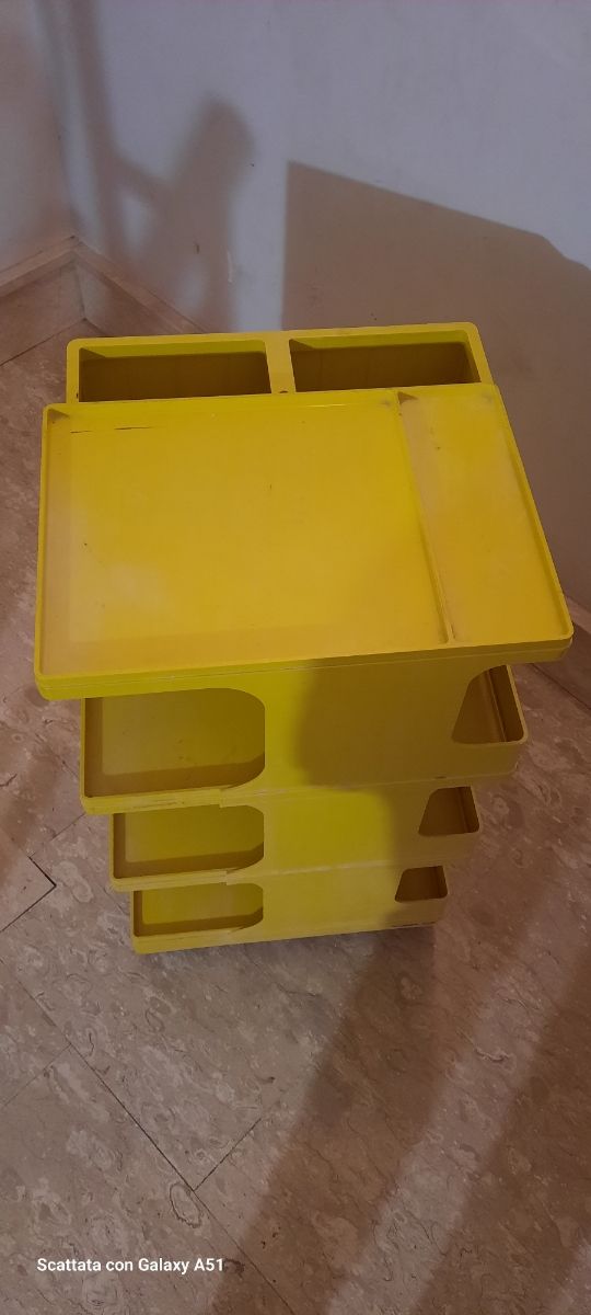 Mobile carrello vintage in plastica