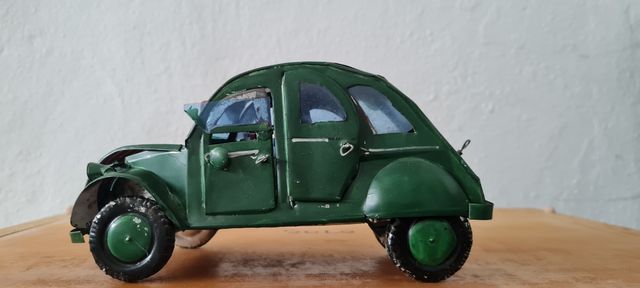 Coche artesano de chapa