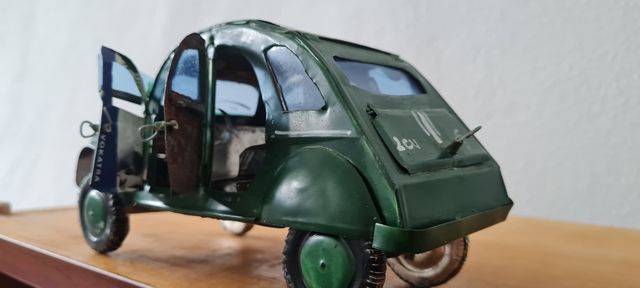 Coche artesano de chapa