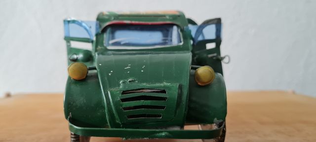 Coche artesano de chapa