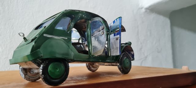 Coche artesano de chapa