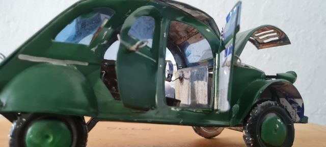 Coche artesano de chapa