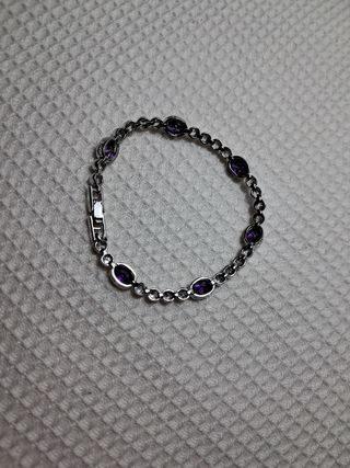 Pulsera plateada con piedras moradas