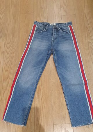 Pantalón vaquero Zara. 