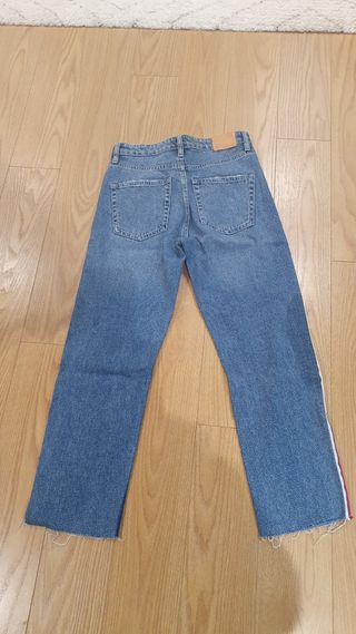 Pantalón vaquero Zara. 