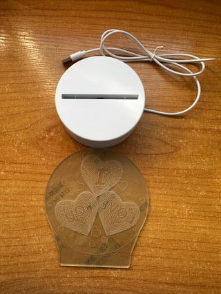 ¡Ilumina tu Espacio con Amor! Lámpara Acrílica
