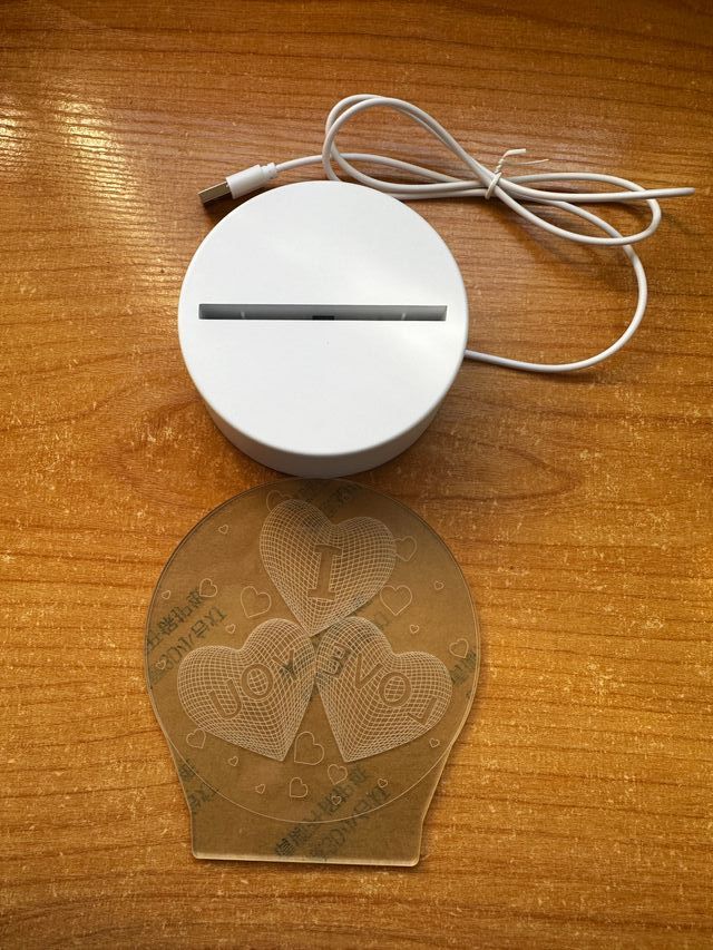 ¡Ilumina tu Espacio con Amor! Lámpara Acrílica