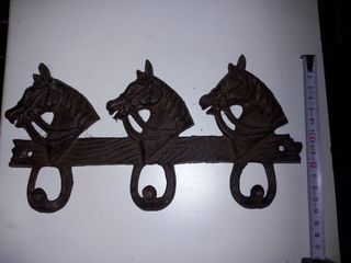 PERCHERO DE HIERRO DE CABALLOS