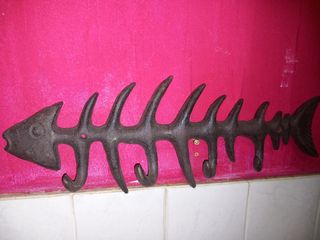 PERCHERO HIERRO ESQUELETO PEZ 4 COLGADOR